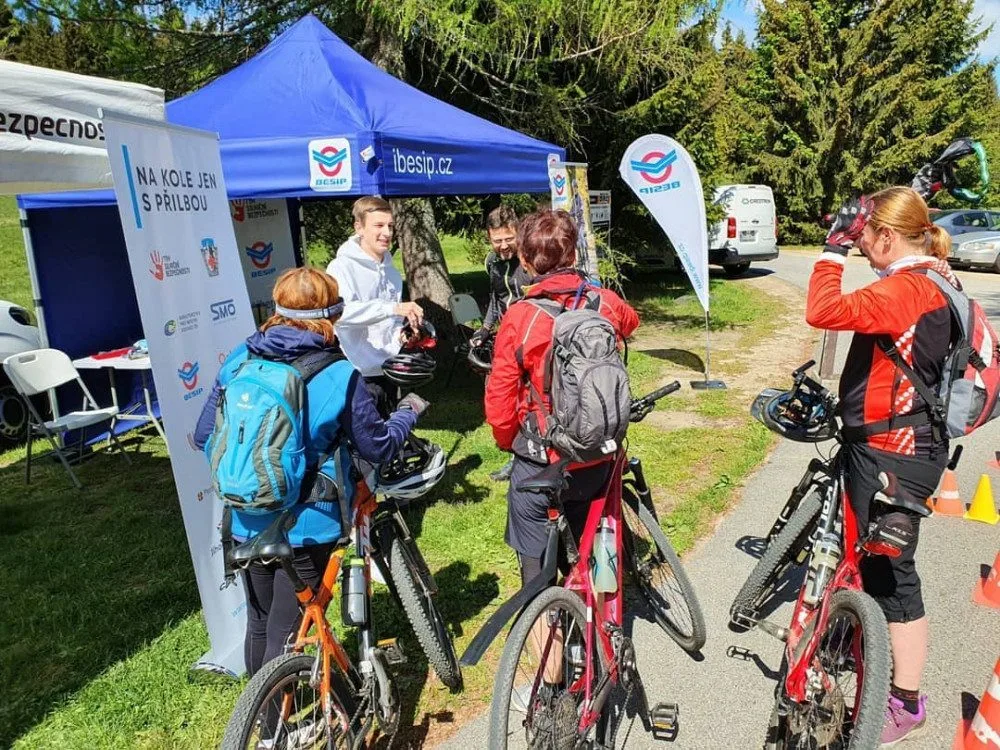 Projektu Na kole jen s přilbou je deset let. S cyklisty bude slavit napříč celou republikou