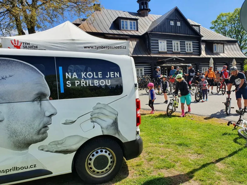 Projektu Na kole jen s přilbou je deset let. S cyklisty bude slavit napříč celou republikou