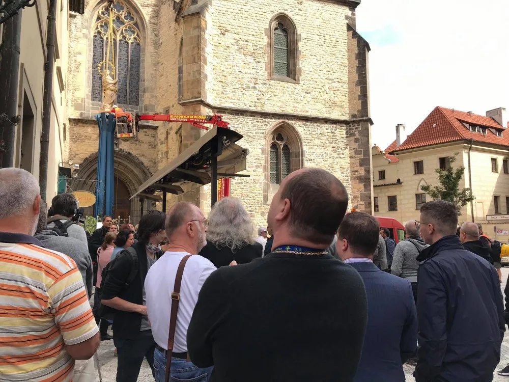 FOTO, VIDEO: Na Staromáku nově stojí mariánský sloup. Podívejte se na instalaci