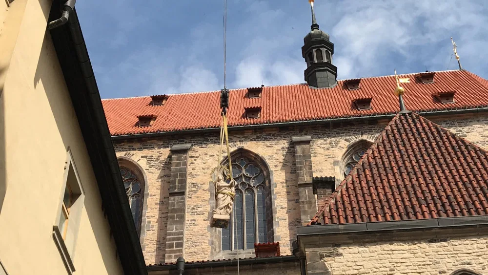 FOTO, VIDEO: Na Staromáku nově stojí mariánský sloup. Podívejte se na instalaci