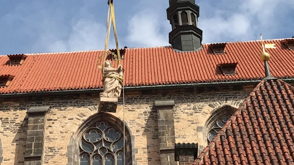 FOTO, VIDEO: Na Staromáku nově stojí mariánský sloup. Podívejte se na instalaci