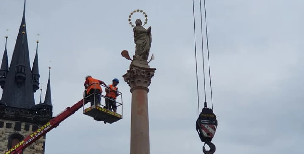 FOTO, VIDEO: Na Staromáku nově stojí mariánský sloup. Podívejte se na instalaci
