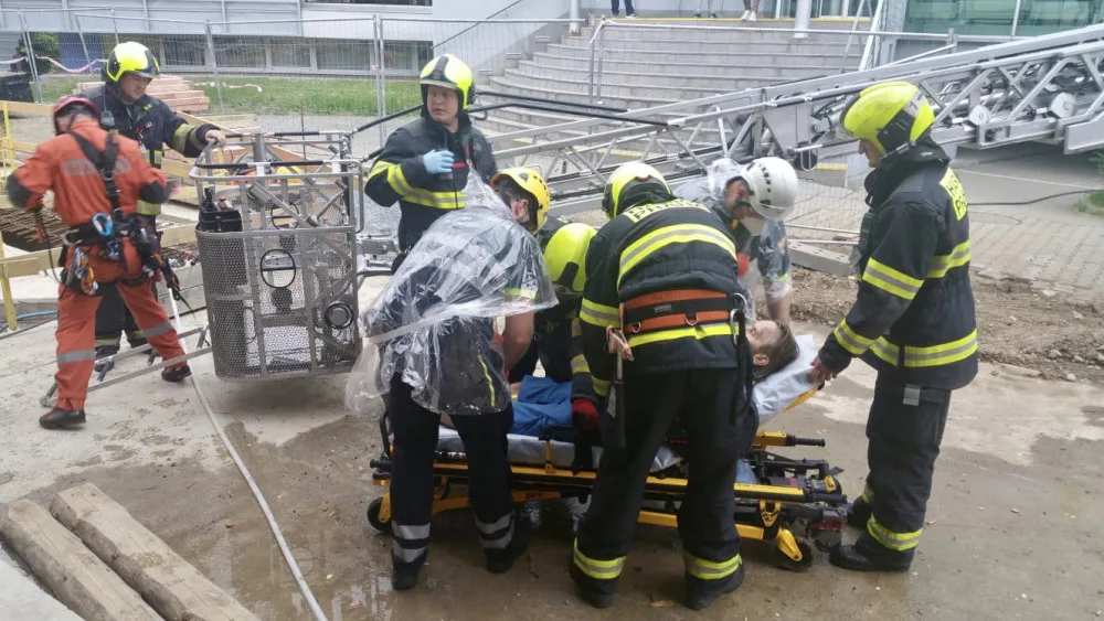 Jeřábníkovi se udělalo zle. Dolů ho dostali hasiči, pak se o něj postarali záchranáři