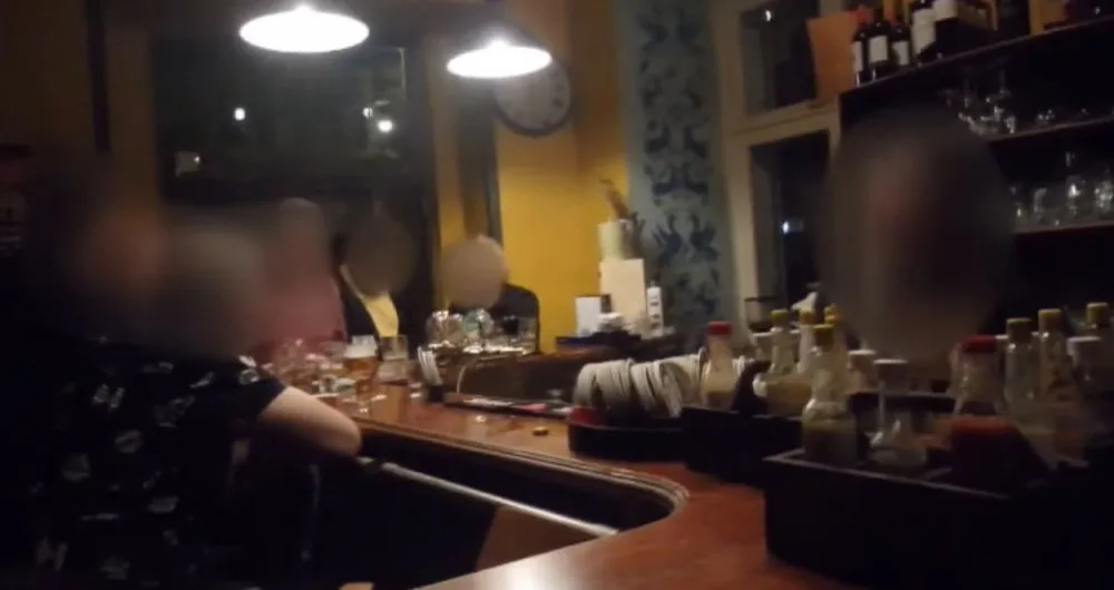 Strážníci po jedenácté hodině zavírali hospodu. Jeden z hostů jim vzteky kopal do auta