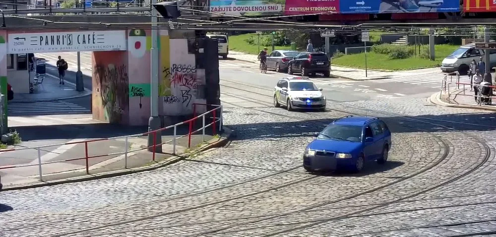 VIDEO: Policisté dopadli muže, který jim v Holešovicích ujížděl a málem srazil chodce