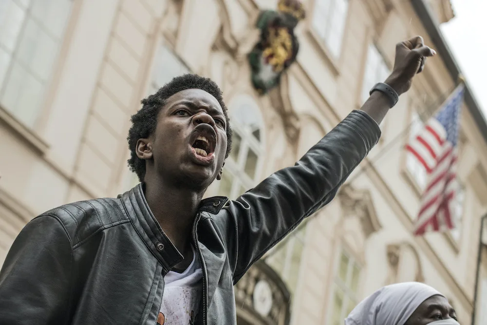 V Praze protestovaly stovky lidí proti policejnímu násilí.