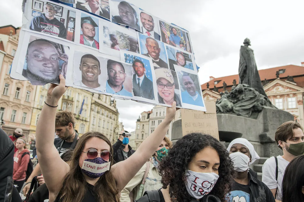 V Praze protestovaly stovky lidí proti policejnímu násilí.