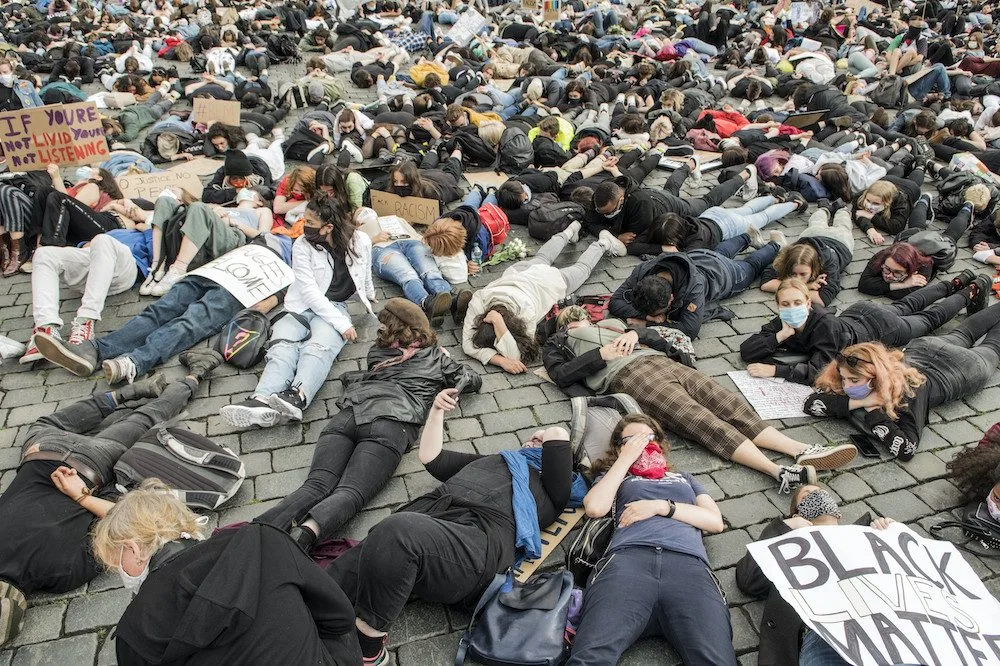 V Praze protestovaly stovky lidí proti policejnímu násilí.