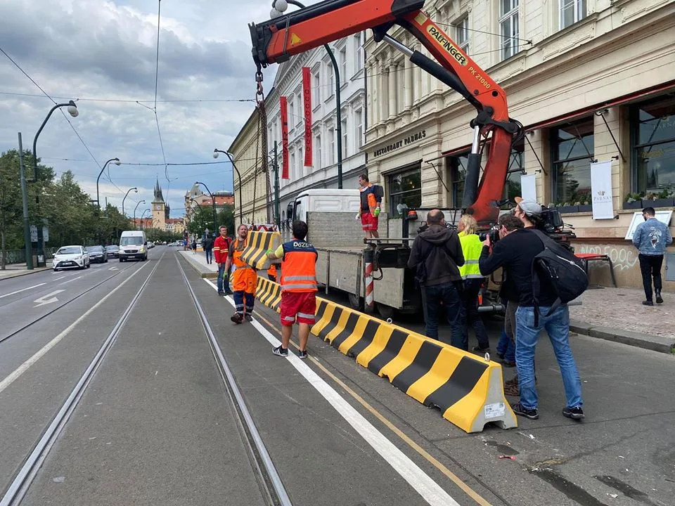 Praha odstranila ze Smetanova nábřeží betonové zábrany.