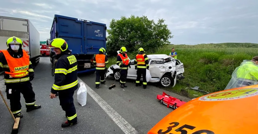 Vážná nehoda v Cínovecké ulici v Praze. Těžce zraněný člověk skončil v nemocnici.