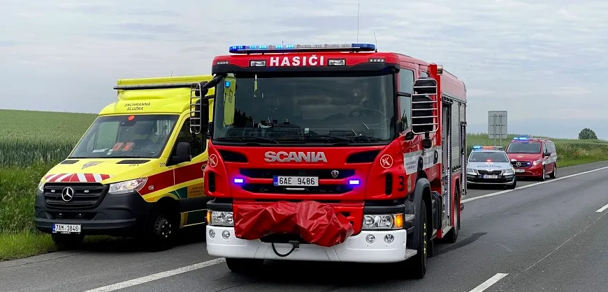 Vážná nehoda v Cínovecké ulici v Praze. Těžce zraněný člověk skončil v nemocnici.