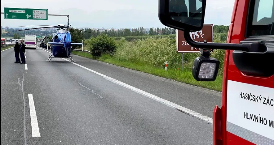Vážná nehoda v Cínovecké ulici v Praze. Těžce zraněný člověk skončil v nemocnici.