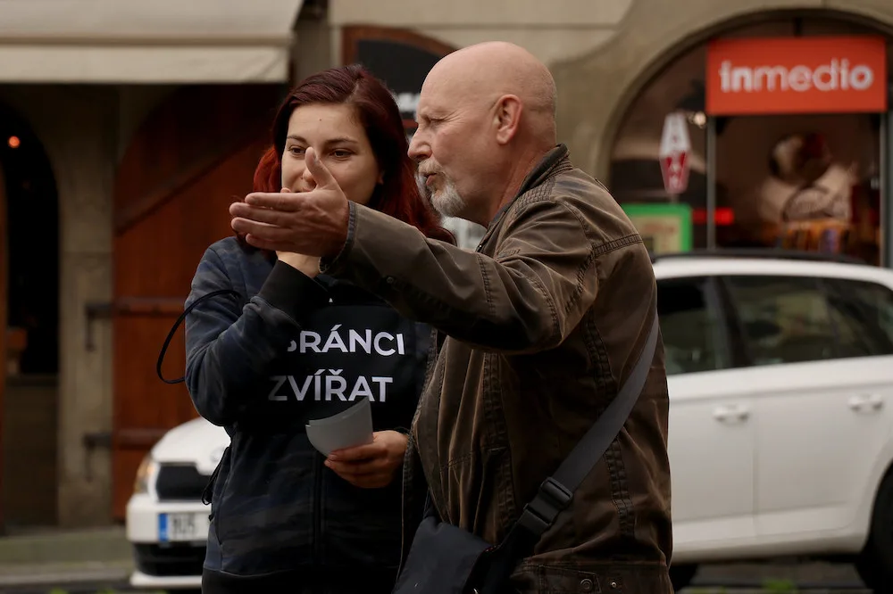 Měsíc v kleci. Aktivisté protestují před Sněmovnou proti klecovému chovu slepic.