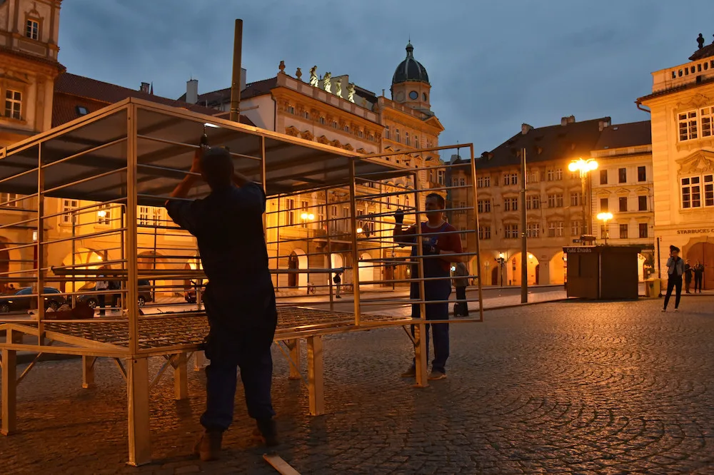 Měsíc v kleci. Aktivisté protestují před Sněmovnou proti klecovému chovu slepic.