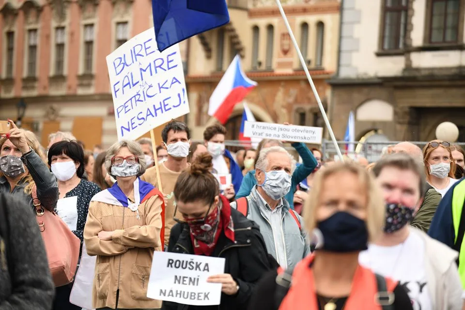 Na Staroměstském náměstí se demonstrovalo proti vládě, dorazily stovky lidí