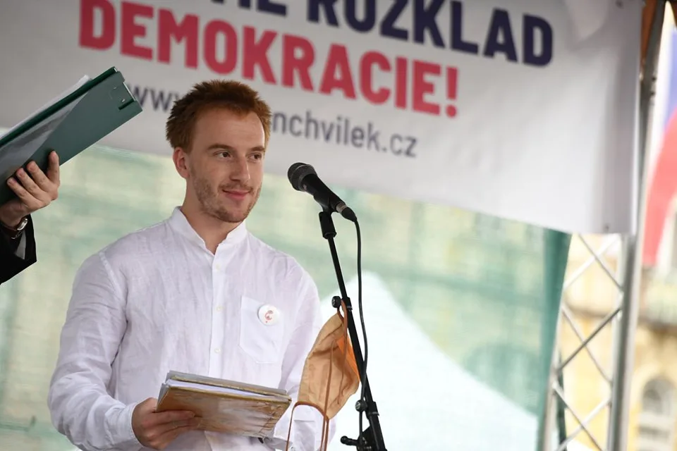 Na Staroměstském náměstí se demonstrovalo proti vládě, dorazily stovky lidí