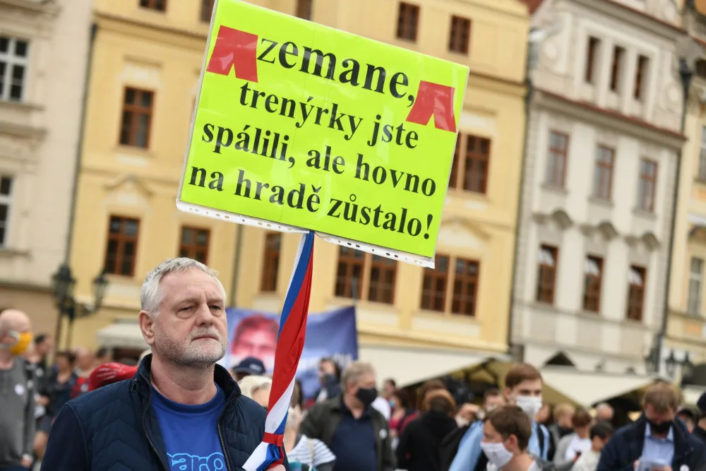 Na Staroměstském náměstí se demonstrovalo proti vládě, dorazily stovky lidí