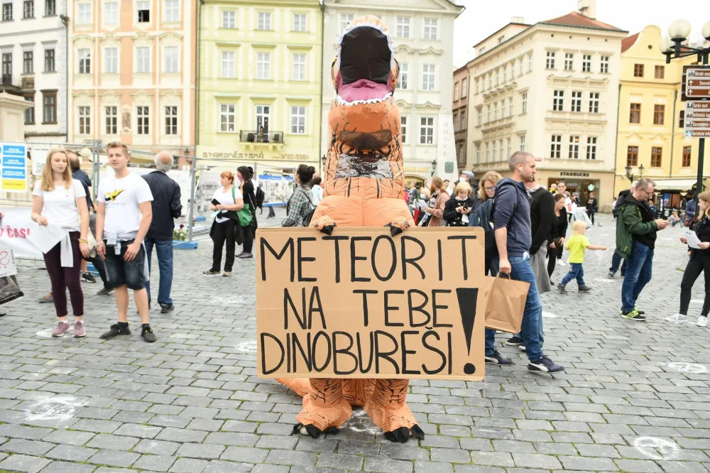 Na Staroměstském náměstí se demonstrovalo proti vládě, dorazily stovky lidí