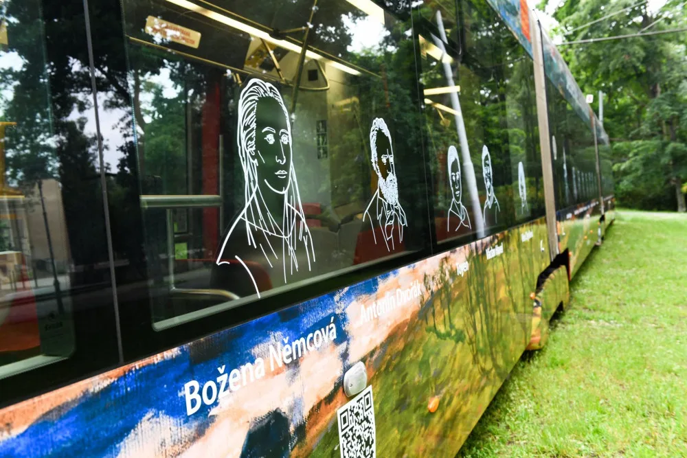 FOTO: Prahou ode dneška jezdí kulturní tramvaj. Slouží jako pojízdné jeviště a zve na akce