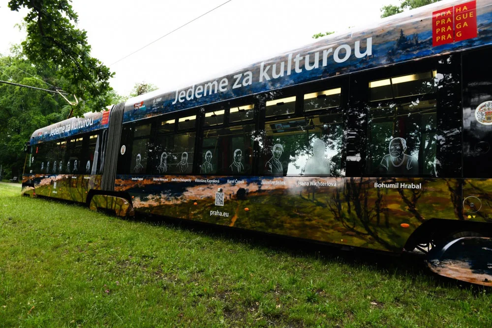 FOTO: Prahou ode dneška jezdí kulturní tramvaj. Slouží jako pojízdné jeviště a zve na akce