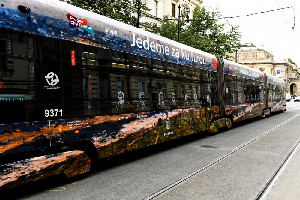 FOTO: Prahou ode dneška jezdí kulturní tramvaj. Slouží jako pojízdné jeviště a zve na akce