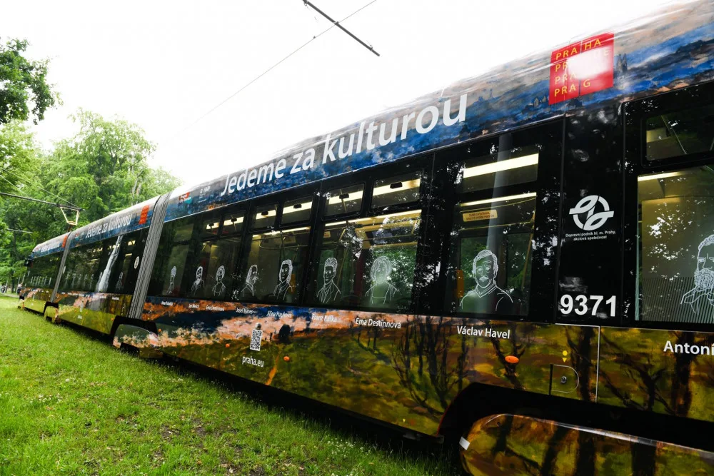 FOTO: Prahou ode dneška jezdí kulturní tramvaj. Slouží jako pojízdné jeviště a zve na akce