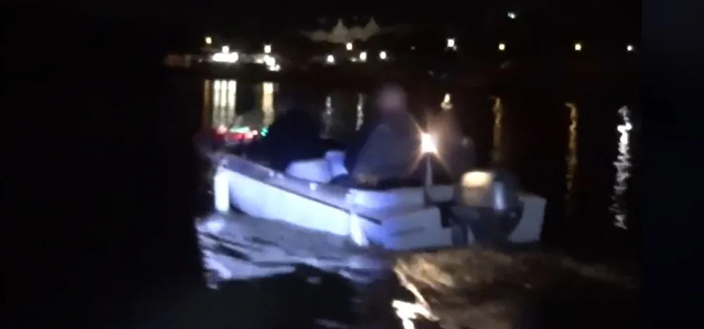 VIDEO: Muž kroužil s motorovým člunem kolem lodi na Vltavě. Byl opilý a bez papírů