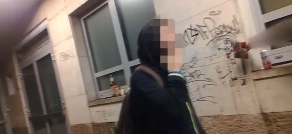VIDEO: Dva muži sprejovali na zeď u Smíchovského nádraží. Nevšimli si, že jim za zády stojí strážníci