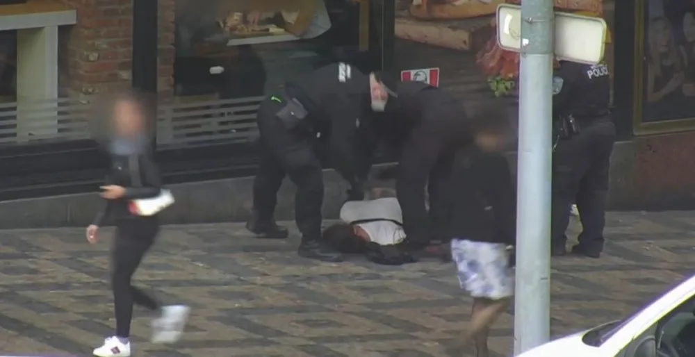 VIDEO: Agresor v centru Prahy rozbil skleněnou výlohu, pak vztáhl ruku na strážníka