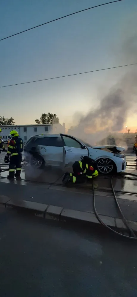 FOTO: V Chodovské ulici dnes hořelo auto. Vznikla škoda za milion korun
