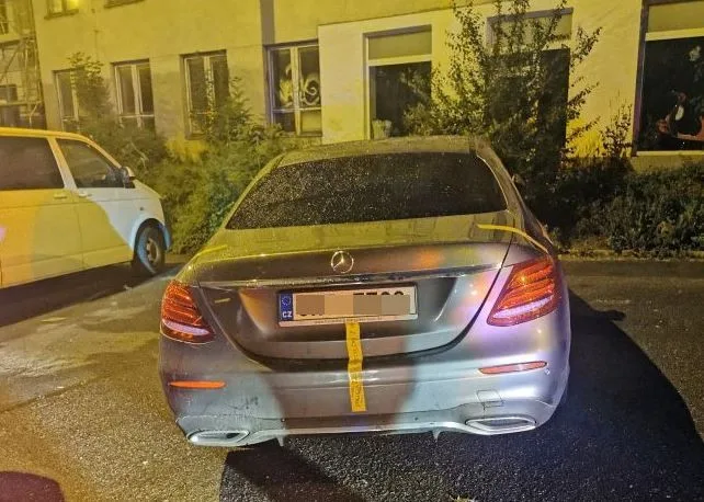 VIDEO: Zfetovaný řidič s pěti zákazy řízení si jel pro drogy k dealerovi. Prozradil to policii