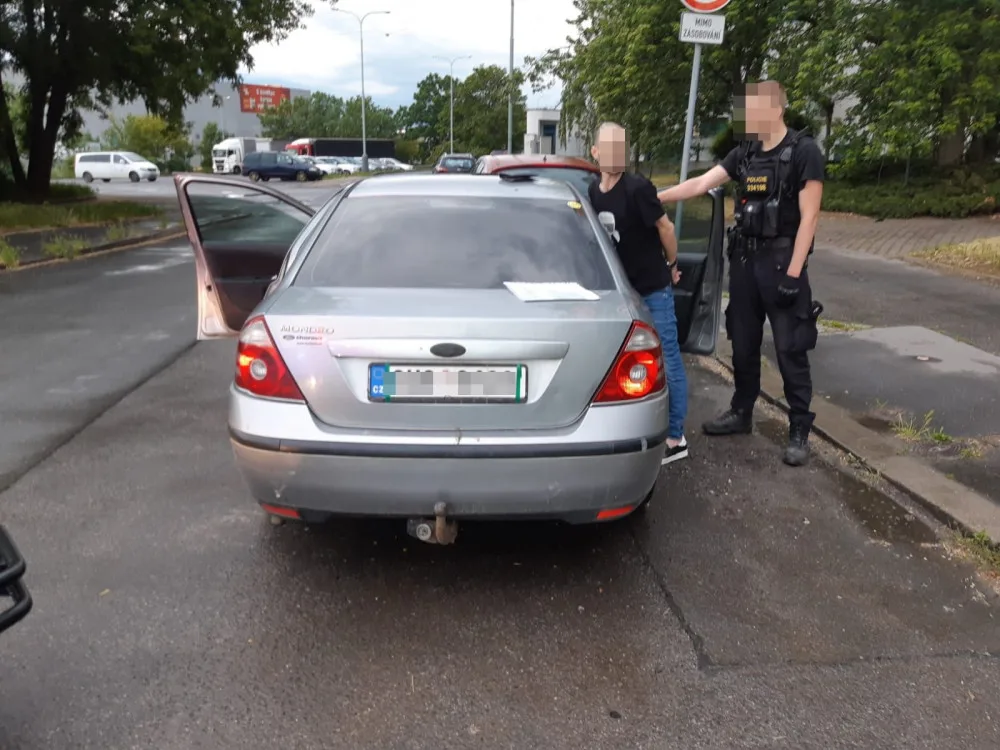 VIDEO: Zfetovaný řidič s pěti zákazy řízení si jel pro drogy k dealerovi. Prozradil to policii
