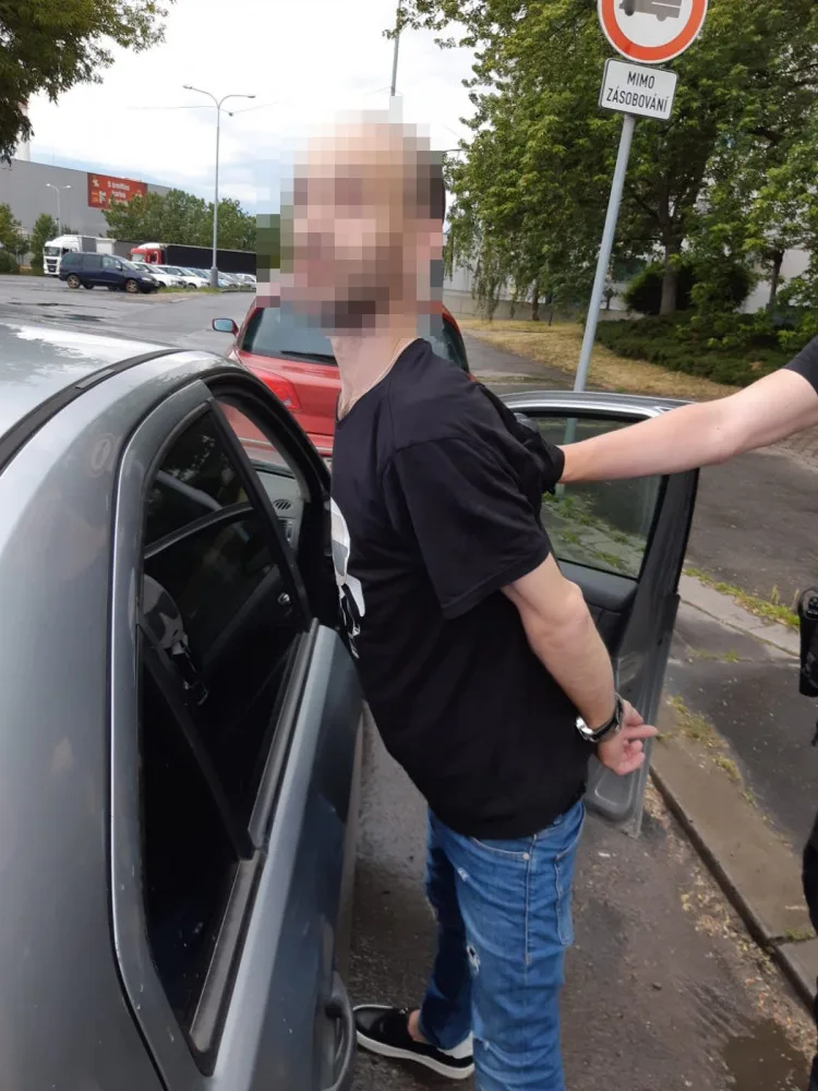 VIDEO: Zfetovaný řidič s pěti zákazy řízení si jel pro drogy k dealerovi. Prozradil to policii