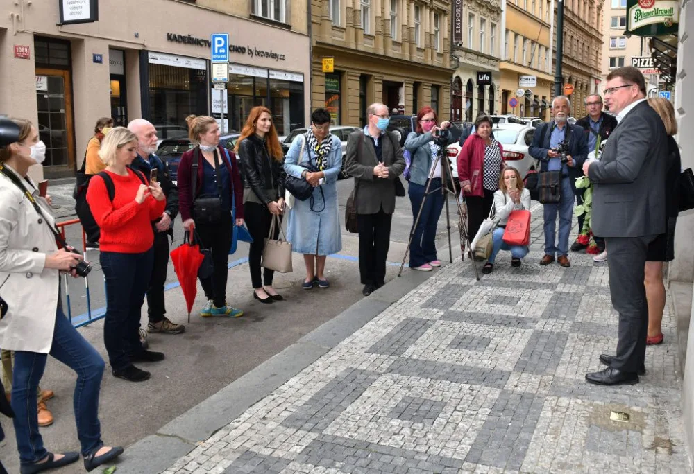 FOTO: Nový kámen zmizelých v Soukenické ulici připomíná Emilii Weissbergerovou