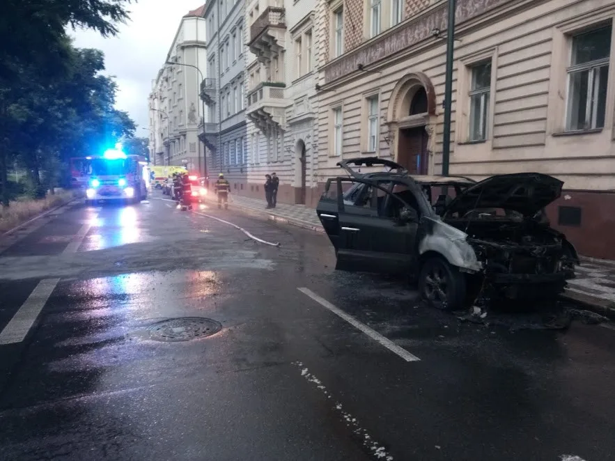 Požár automobilu zastavil provoz na Smíchově. Škoda je 100 tisíc korun.