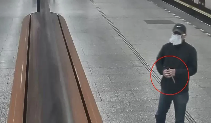 VIDEO: Kriminalisté stále pátrají po muži, který s nožem v ruce napadá ženy v Praze