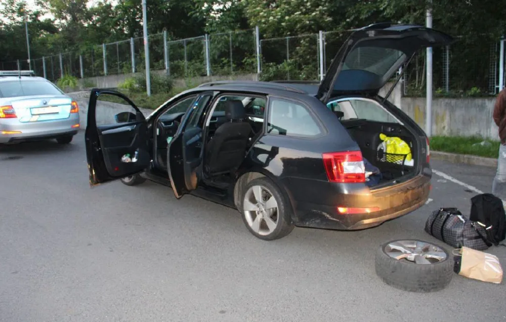 FOTO, VIDEO: Zfetovaný řidič kličkoval pražskými ulicemi. Vezl přes sedmnáct gramů kokainu