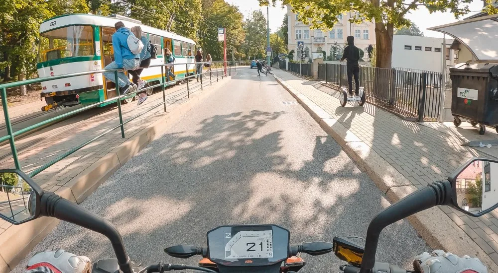 Vznikají nové video pomůcky a animace sloužící pro odhalování rizik při jízdě na motorce