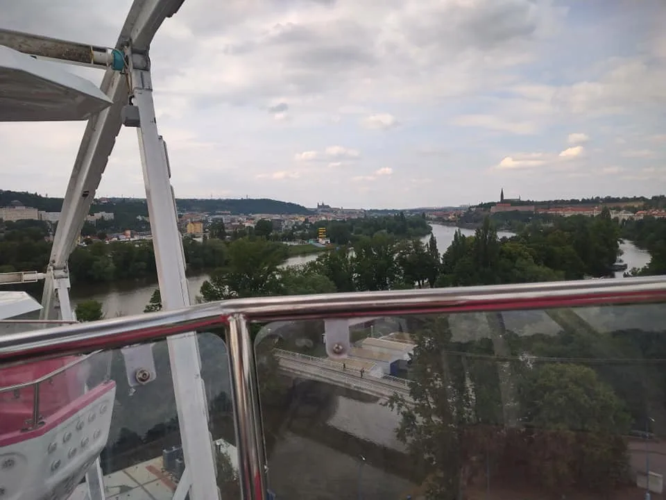Na parkovišti u botelu v Podolí vyrostlo ruské kolo, místní si stěžují.