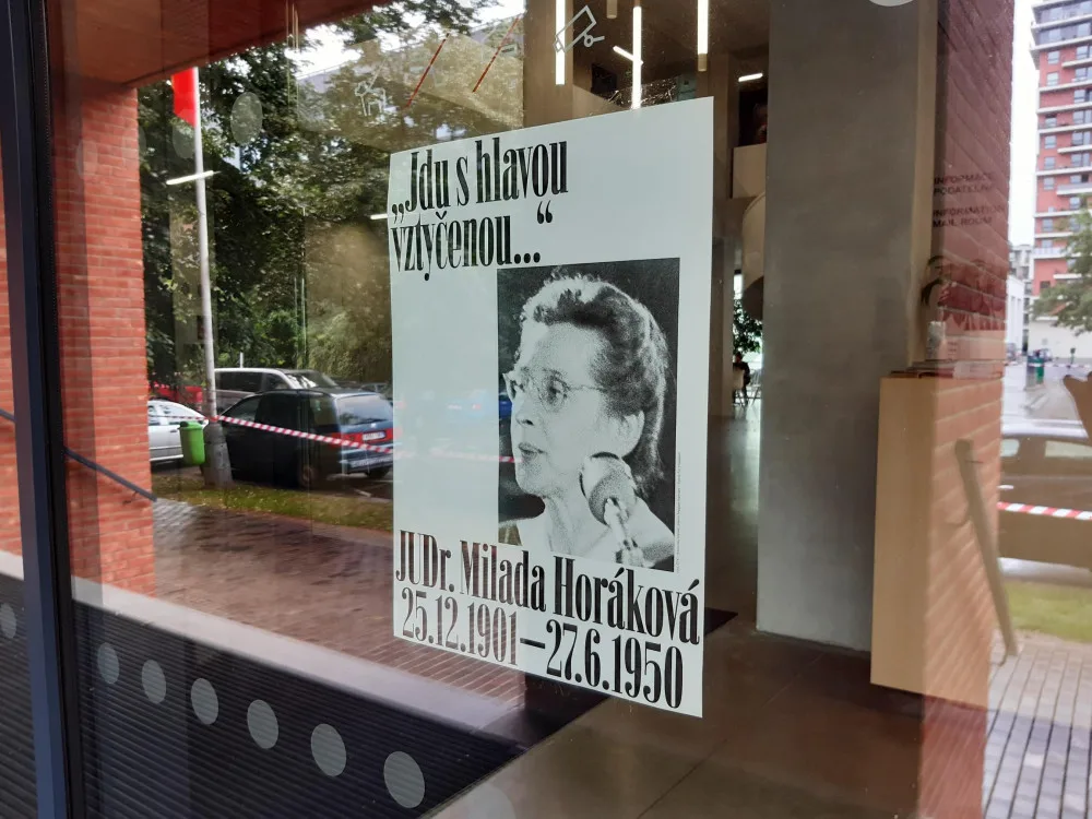 Praha 7 nabízí místním plakáty s Miladou Horákovou. Chceme, aby se podívala do své ulice, říká radní.