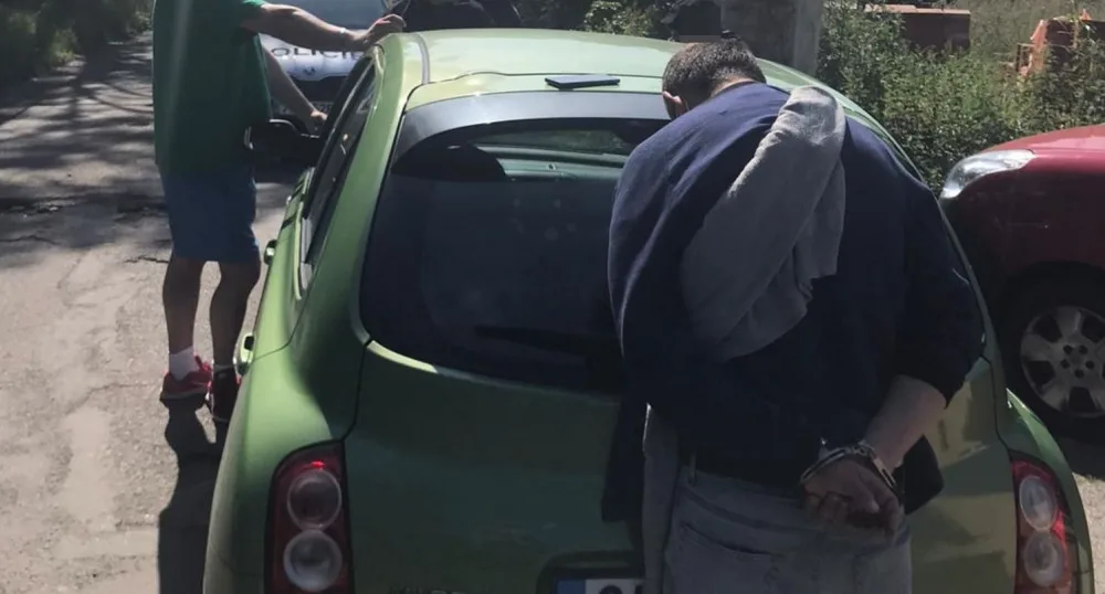Muž měl být ve vězení, místo toho jezdil zfetovaný po Praze v kradeném autě