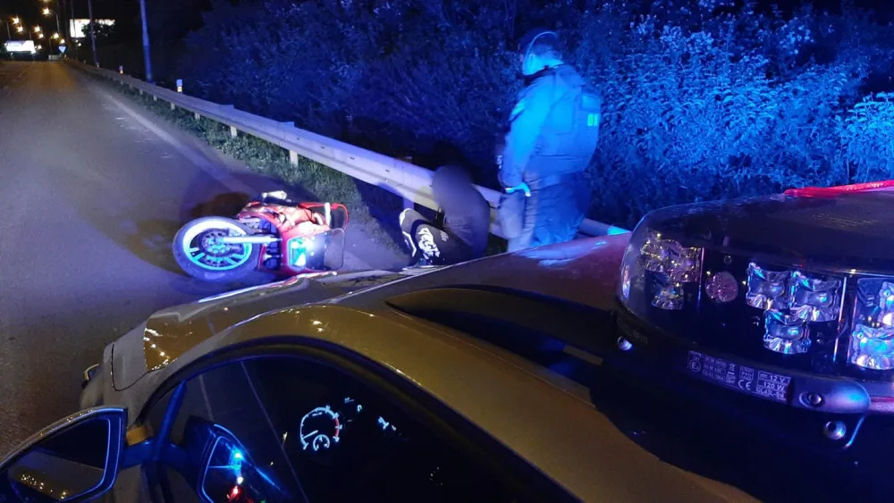 Motorkář pod vlivem drog ujížděl policii. Neúspěšně