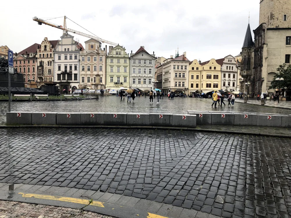 Jsou bloky na Staromáku dobrým řešením? Podívejte se na srovnání se světem