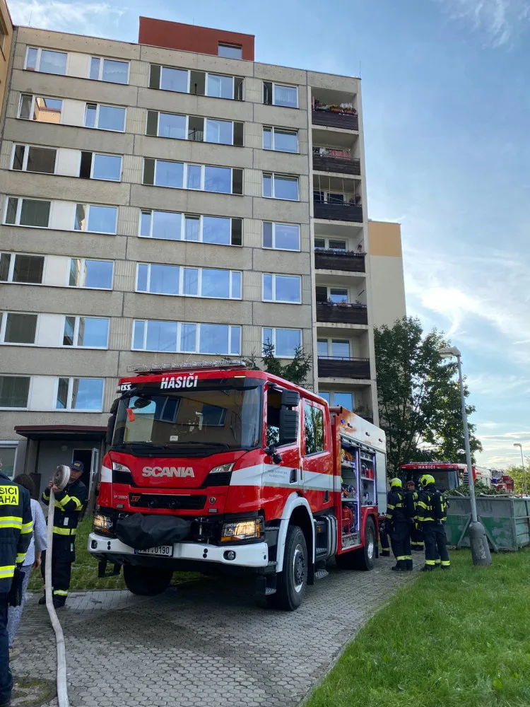 FOTO: Hasiči zasahovali při požáru kuchyně. Evakuovali patnáct osob