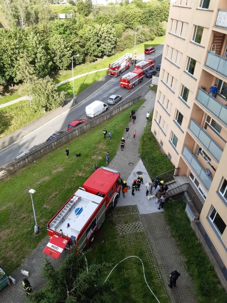 FOTO: Hasiči zasahovali při požáru kuchyně. Evakuovali patnáct osob