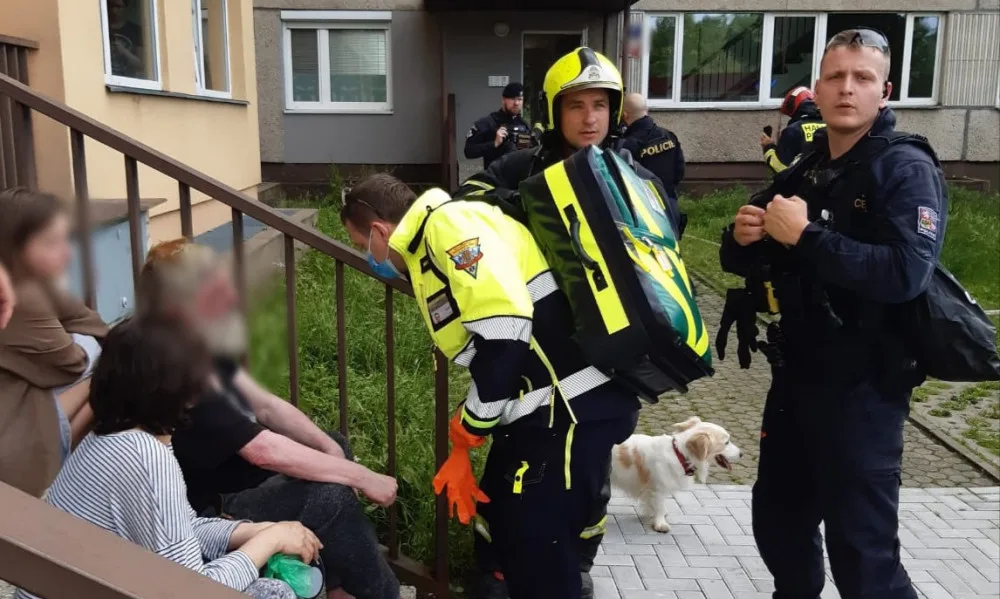 FOTO: Hasiči zasahovali při požáru kuchyně. Evakuovali patnáct osob