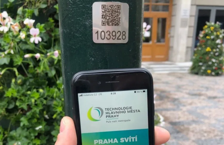 FOTO: QR kódy na lampách v Praze pomohou lidem v nouzi i záchranářům