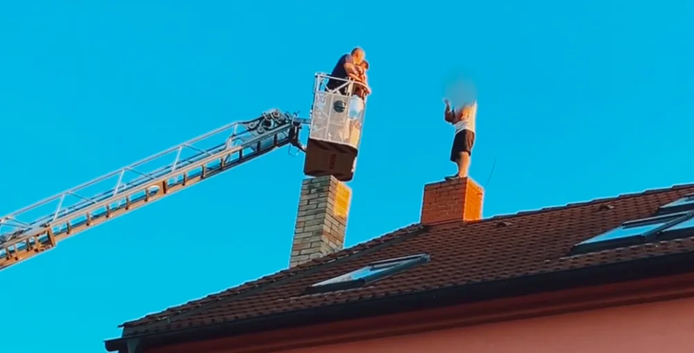 Vyjednavači sedm hodin přesvědčovali muže, aby slezl ze střechy domu v Malešicích.