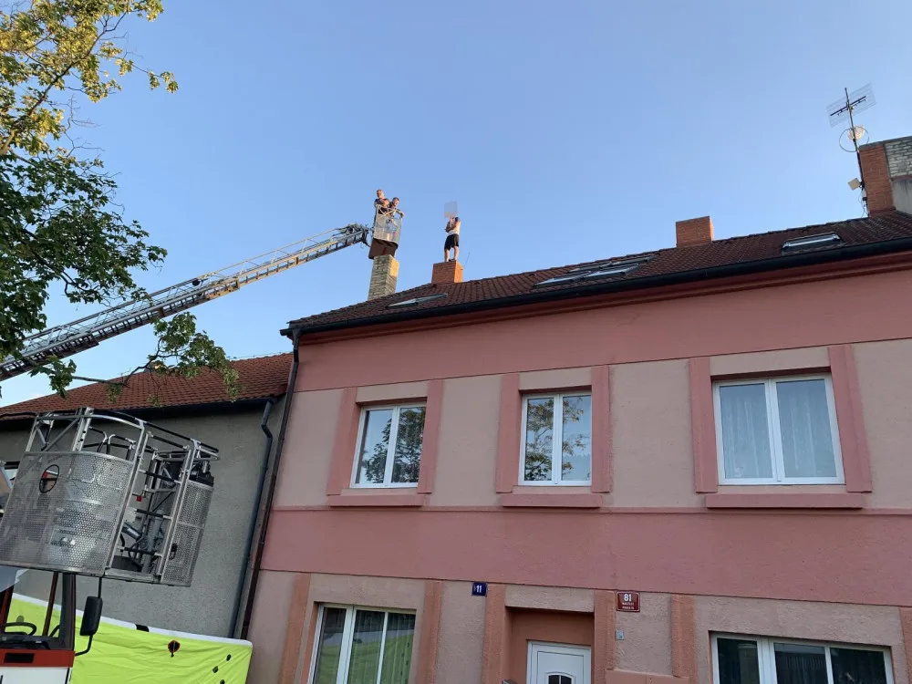 Vyjednavači sedm hodin přesvědčovali muže, aby slezl ze střechy domu v Malešicích.