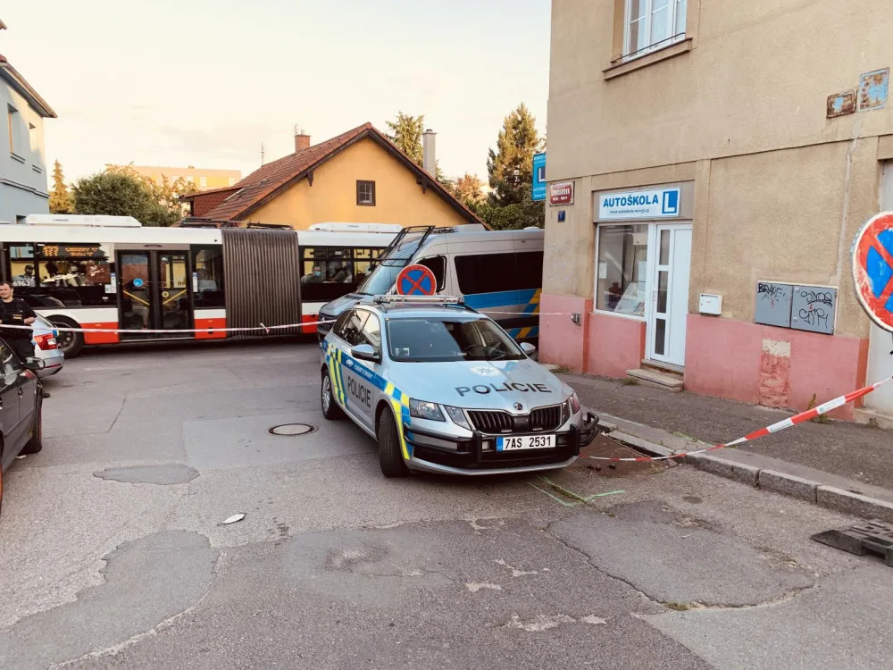 Vyjednavači sedm hodin přesvědčovali muže, aby slezl ze střechy domu v Malešicích.